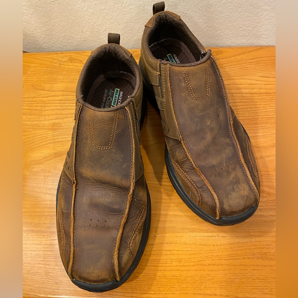 Men’s Slip-On Skechers. Brown leather. Air-cooled. Memory foam size 12M